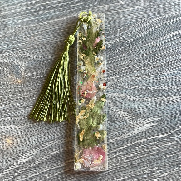 XMAS Handmade Pressed Flower Festive Holiday Bookmark size medium - Picture 3 of 9